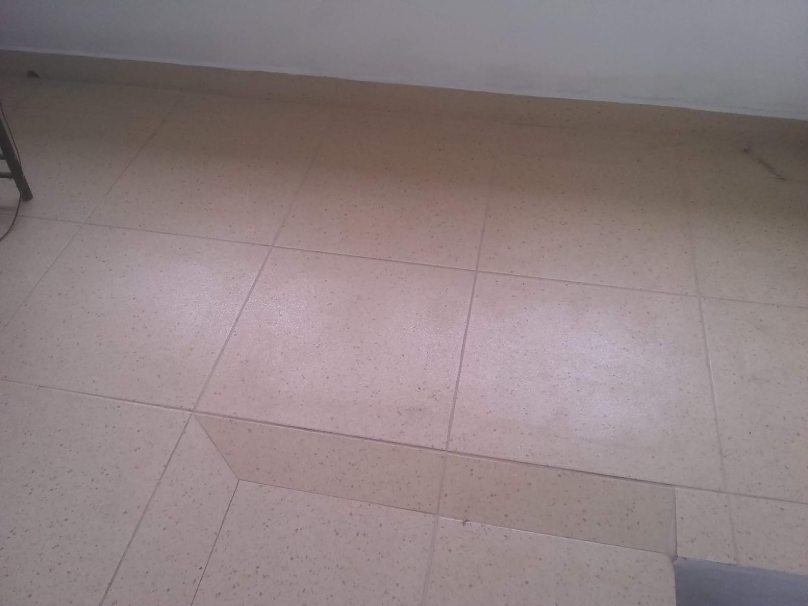 Registro de serviço de reforma realizado pela LLC Reformas em Belo Horizonte e região: Colocação de piso